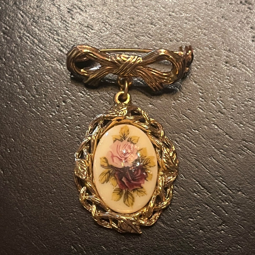 Vintage 1928 Gold and Cream Floral Brooch